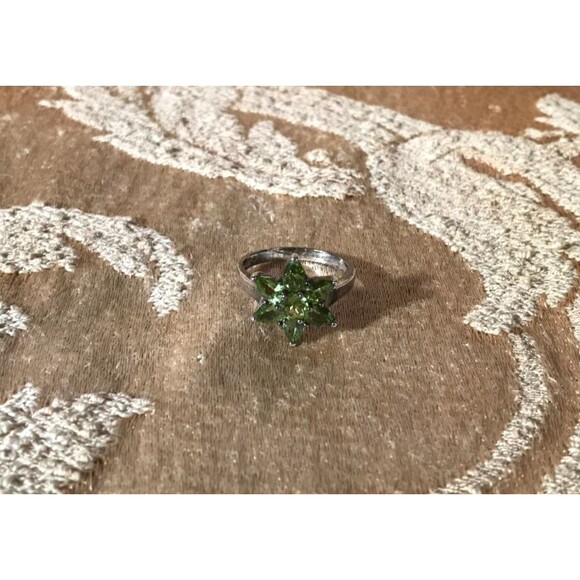 Green Peridot Flower Ring Size 10 Sterling Silver Boho Hippie Whimsigoth Fairy - Picture 2 of 4